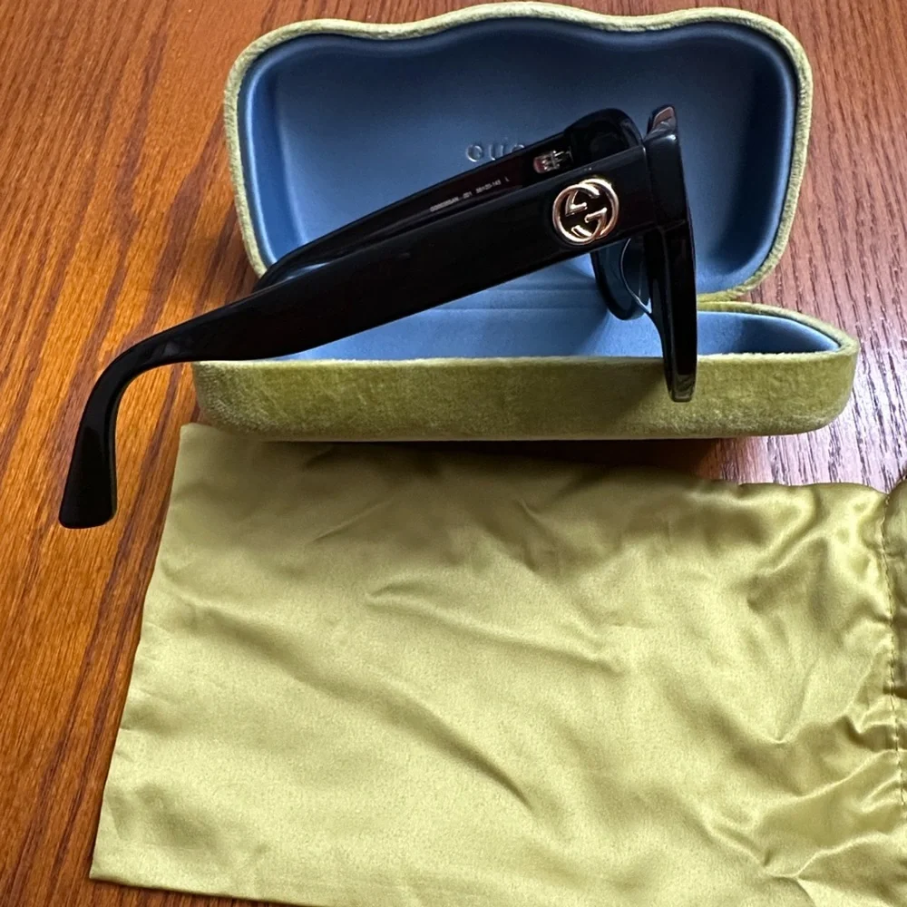 ⭐️New Gucci Black Framed Sunglasses, Grey Lenses, Velvet case, Satin pouch. - Picture 6 of 9